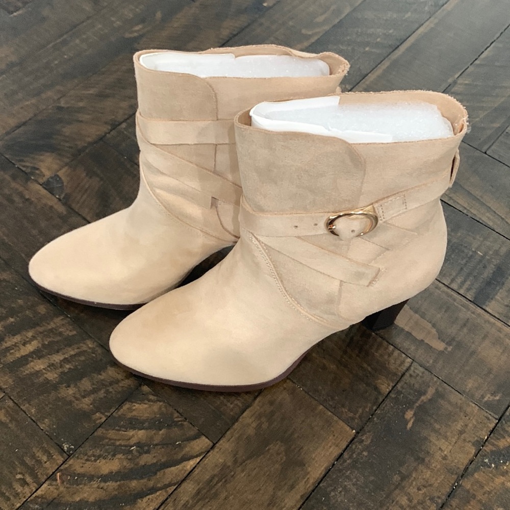 Womens sz 6 pointed toe ankle boots suede beige tan